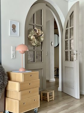 Die schöne Tischlampe ist