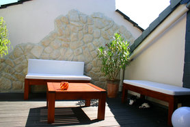 Terrasse mit Natursteinwand