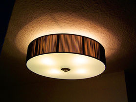 Hotellampe im Innenflur