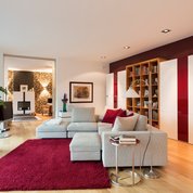 graues Sofa und roter Teppich