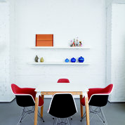 Eames Plastic Chairs von Vitra an Bouroullec Steelwood Table