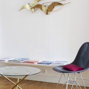 Eames Chair und Goldvögel