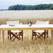 Ein Tisch im Kornfeld.