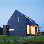 Wohnhaus bei Dämmerung