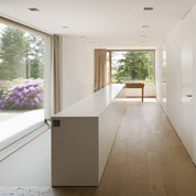 Flur mit großen Fenstern