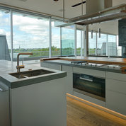 Arbeitsfläche und Kamin