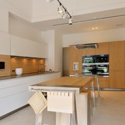 Küche mit Holzelementen