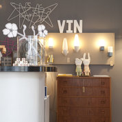 Kommode und Leuchten