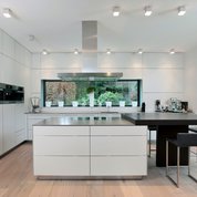 Weitreichender Blick auf die komplette Küche und anliegendem Esstisch