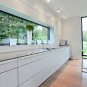 Sehr langes Sideboard mit viel Arbeitsfläche