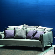Großes Sofa vor blauem Hintergrund
