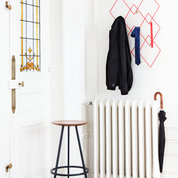 Garderobe, bestehend aus einem Hocker und der Firmin Wandgarderobe